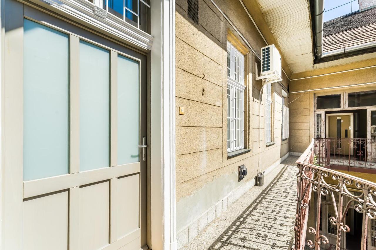 Sun-splashed Retreat In The Heart Of A Vibrant Quarter *
