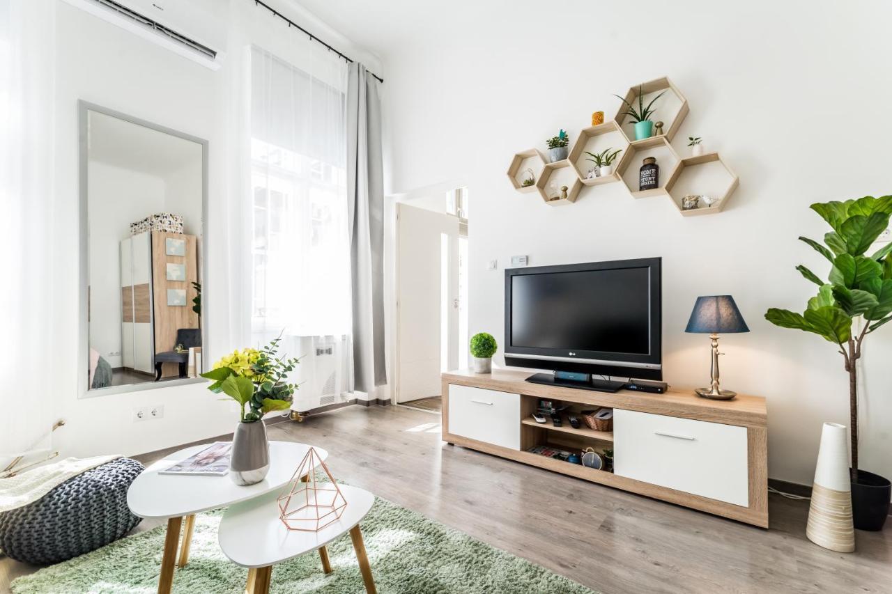Sun-splashed Retreat In The Heart Of A Vibrant Quarter *